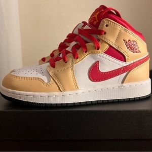 Air Jordan 1 mid Shoes size 5.5